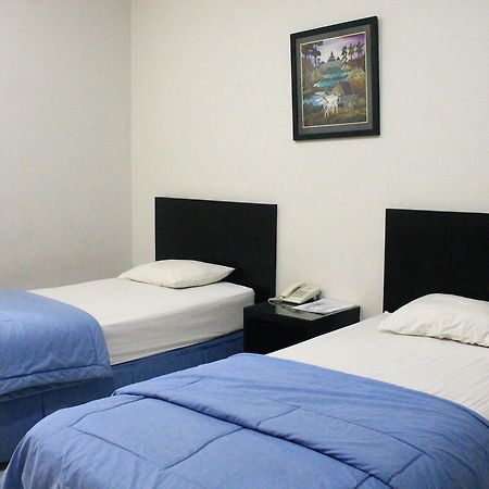Carica Homestay Surabaya Bagian luar foto