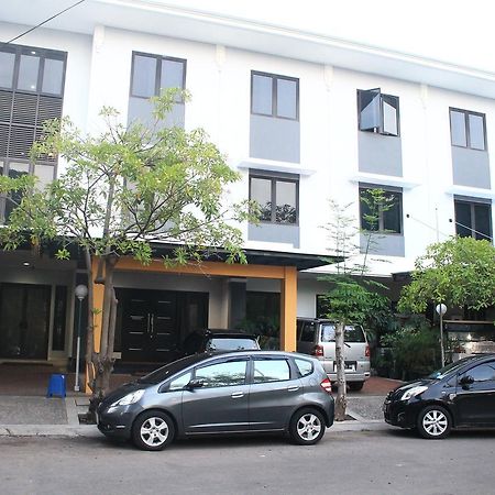 Carica Homestay Surabaya Bagian luar foto