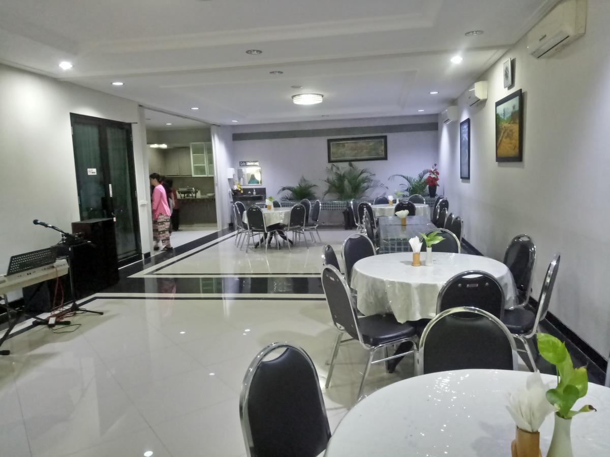 Carica Homestay Surabaya Bagian luar foto