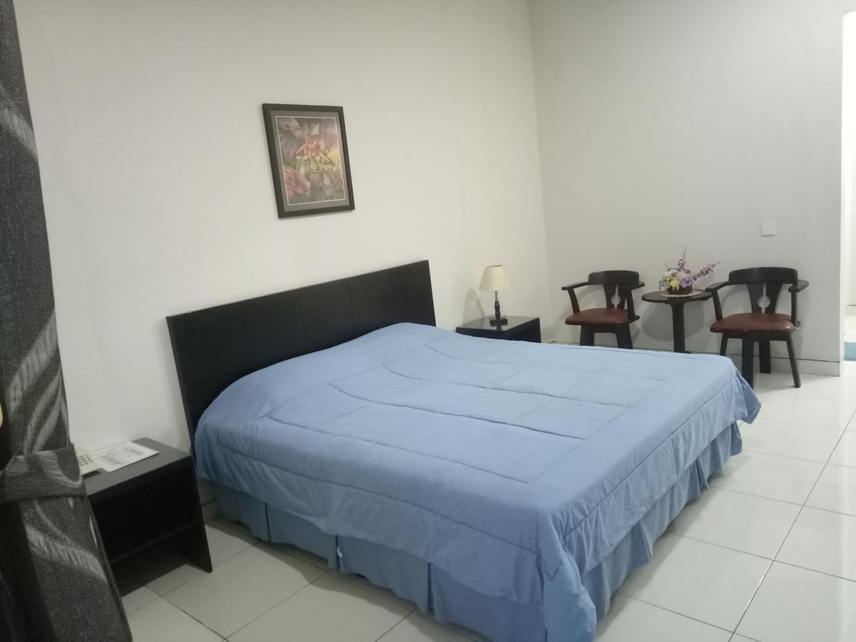 Carica Homestay Surabaya Bagian luar foto